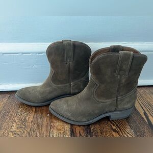 Trendy Frye Billy Western bootie in suede
